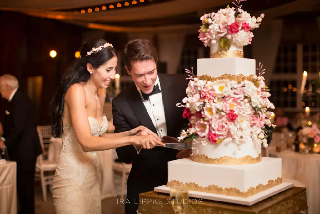 Cedar Lakes Estate wedding cake cutting