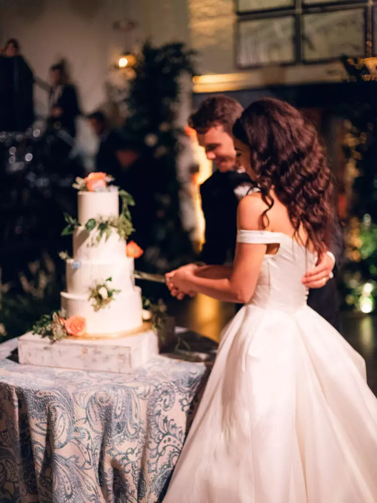 Wedding, bride and groom cutting cake. Leslie Mastin Events.